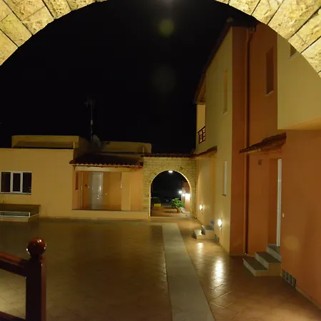 Maria's Filoxenia Aparthotel 4*